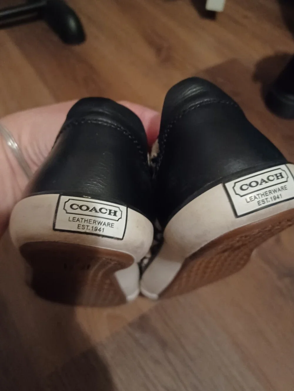 << Coach Lace-Up Sneakers in Black and Cream Signature Print Size 7
